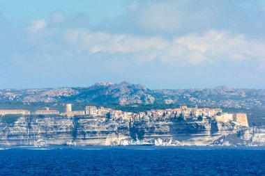 Denizden Corsica görülen Bonifacio şehir panoramik manzaralı