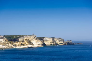 Sahil ve Bonifacio denizde mavi gökyüzü, Corsica