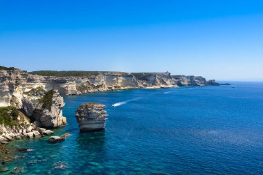 Sahil ve Bonifacio denizde mavi gökyüzü, Corsica