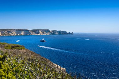 Sahil ve Bonifacio denizde mavi gökyüzü, Corsica