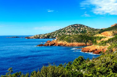 Fransa 'nın güneyindeki Iles des Vieilles ve Cap Esterel Dağı