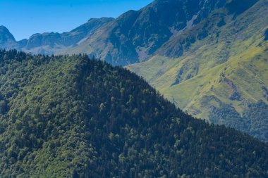 Mavi bir gökyüzü, Fransa ile Pyrenean dağlarının en yüksek
