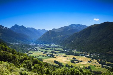 Mavi bir gökyüzü, Fransa ile Vadisi ve Pyrenean en yüksek Dağları