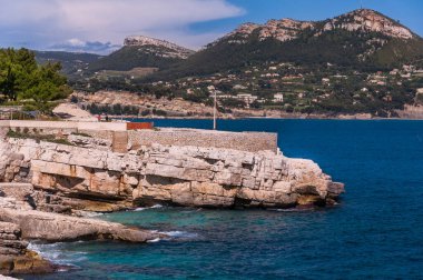 Fransa 'da Cassis' te kayalık sahil ve deniz