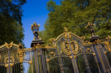 Londra 'daki Buckingham Sarayı' na yakın bir bahçe.