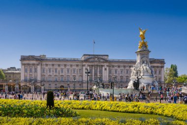 Buckingham Sarayı ve Londra 'daki Victoria Anıtı.