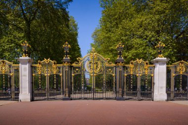 Londra 'daki Buckingham Sarayı' na yakın bir bahçe.