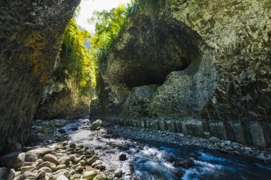 Güneşli bir gün, sütyen düz de La Reunion Adası'nda sırasında bir kanyon hiking