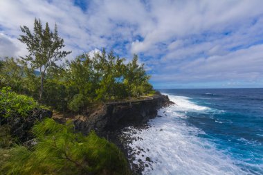 Güneşli bir gün boyunca Reunion Adası'nda Sahil Cap Mechant yer