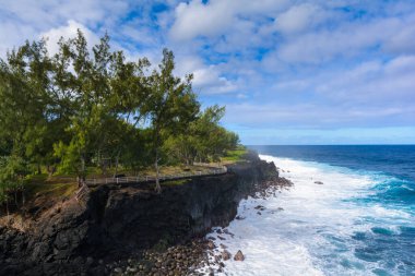 Güneşli bir gün boyunca Reunion Adası'nda Sahil Cap Mechant yer