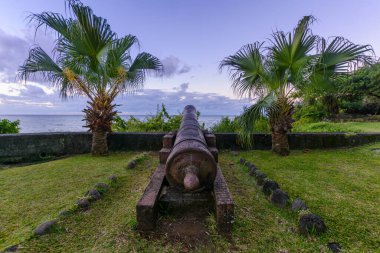 Günbatımı sahil şeridine Reunion Adası'nın eski varil üzerinde