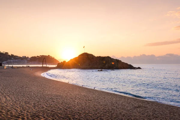 Wschód Słońca Nad Plażą Blanes Widok Palomera Rock Hiszpanii — Zdjęcie stockowe
