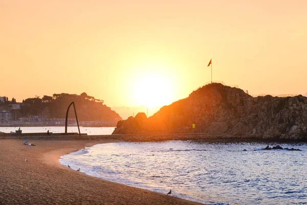 Wschód Słońca Nad Plażą Blanes Widok Palomera Rock Hiszpanii — Zdjęcie stockowe