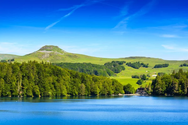 Lake Pavin Auvergne içinde manzara sırasında güzel bir gün, Fransa