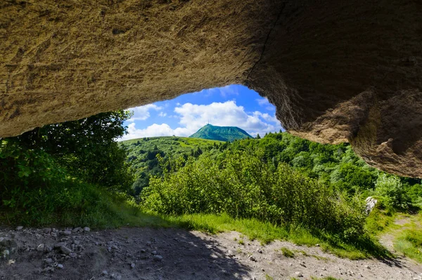 Puy Dome Κορυφή Φαίνεται Από Μια Σπηλιά Auvergne Τοπίο Γαλλία — Φωτογραφία Αρχείου