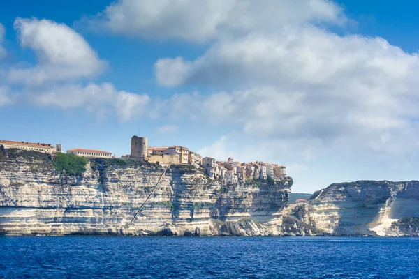 Denizden Corsica görülen Bonifacio şehir
