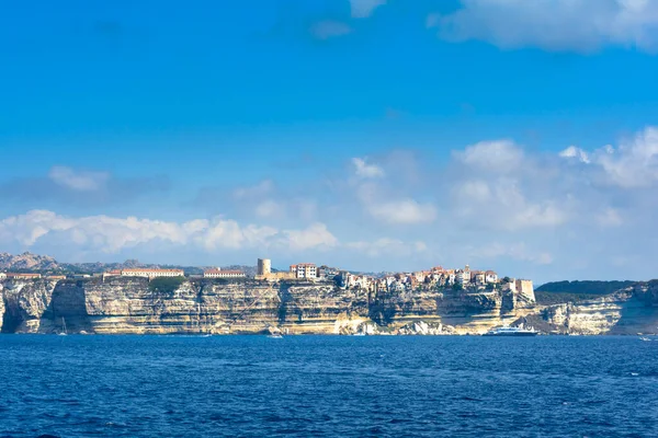 Denizden Corsica görülen Bonifacio şehir panoramik manzaralı