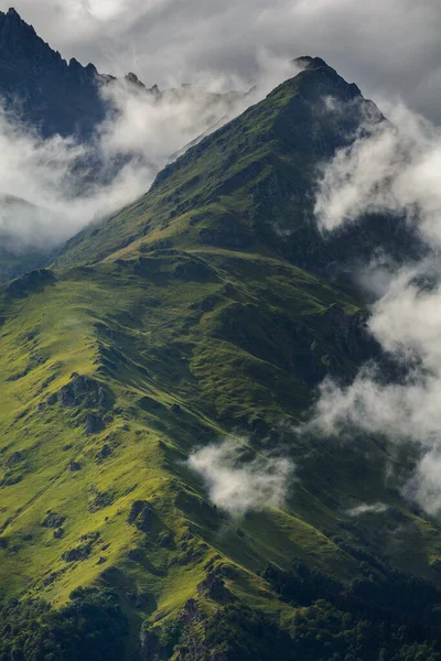 Пик Пиренейских Гор Облачной Атмосферой Франция — стоковое фото