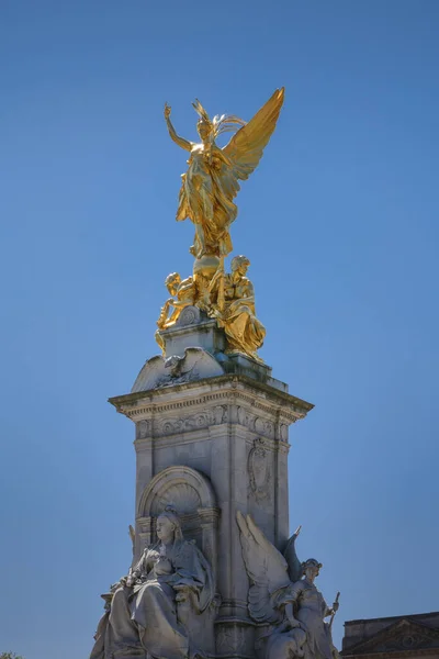 维多利亚纪念馆面向联合王国伦敦白金汉宫 — 图库照片