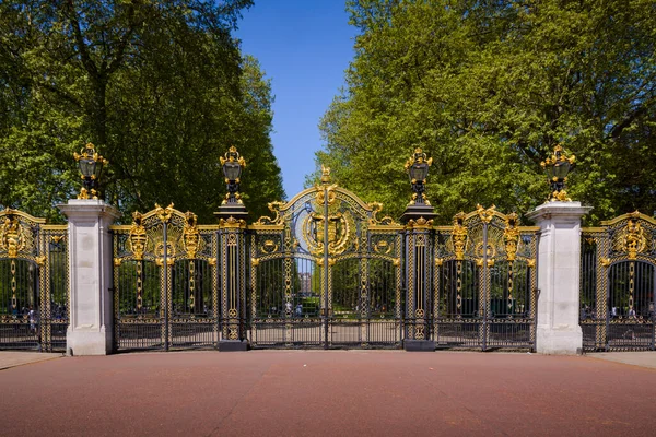联合王国伦敦市白金汉宫附近的花园 — 图库照片