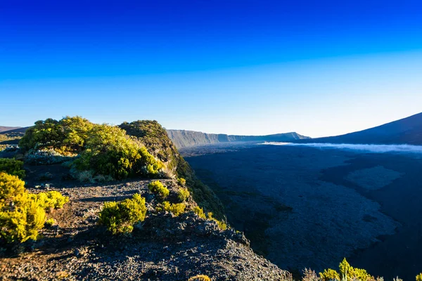 Mavi Bir Gökyüzü Ile Reunion Adası Nda Alan Volkanik Kayalıklarla — Stok fotoğraf