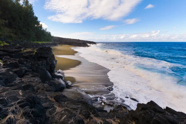 Dzikiej Plaży Skał Wulkanicznych Wyspa Reunion Błękitnego Nieba — Zdjęcie stockowe
