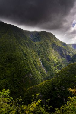 Şelale ve bulutlu peyzaj Takamaka Valley, Reunion Adası