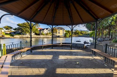 Güneşli bir günde Reunion Adası 'ndaki Terre Sainte nehrine yakın tipik bir kır evi.