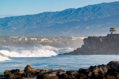 Reunion Adası 'nın güney kıyısındaki kayalıklarda dalgalar kırılıyor.