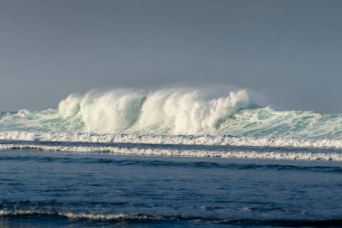 Saint Pierre 'deki Reunion Adası' nın güney sahilinde dalgalar kopuyor.