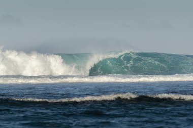 Saint Pierre 'deki Reunion Adası' nın güney sahilinde dalgalar kopuyor.