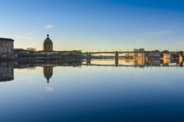 Toulouse şehrinde Fransa gün batımına Garonne Nehri boyunca