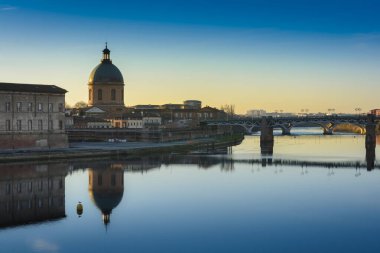 Toulouse Doma La Grave hastanede Fransa mavi gökyüzü