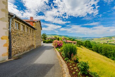 Ortaçağ köyü Ternand 'ın caddesinde güneşli bir günde