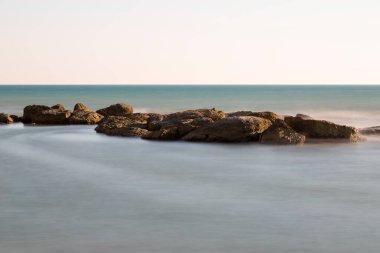 Sahilde uzun süre görülmüş. Kaya, deniz ve deniz manzarası.