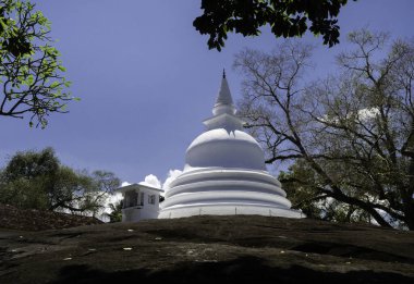 Lankatilaka Vihara, Kandy 'nin Udunuwara şehrinde bulunan antik bir Budist tapınağıdır.