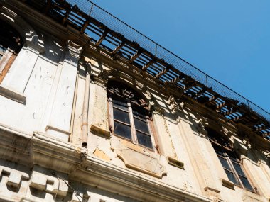 Kandy City, Sri Lanka 'da terk edilmiş eski bir ev.