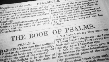 Eski Kutsal İncil 'in kapağını kapat