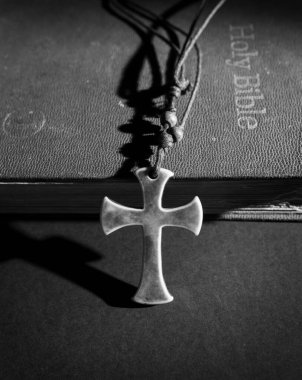 Kutsal İncil Hristiyan Dini Kitabı ve Haç