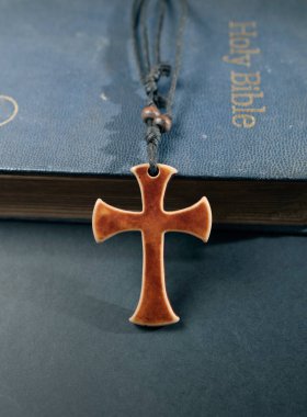 Kutsal İncil Hristiyan Dini Kitabı ve Haç