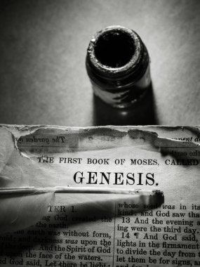 Eski Kutsal İncil 'in kapağını kapat