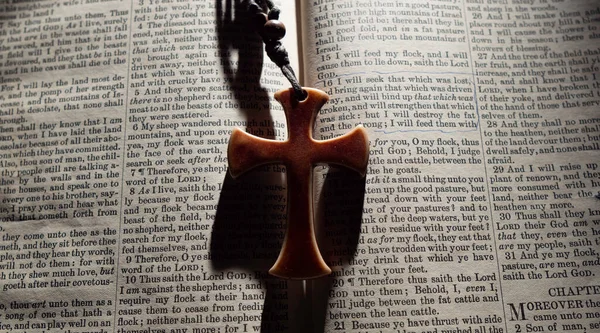 Kutsal İncil Hristiyan Dini Kitabı ve Haç