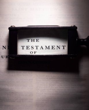 Eski Kutsal İncil 'in kapağını kapat