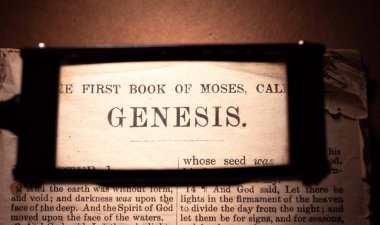 Eski Kutsal İncil 'in kapağını kapat