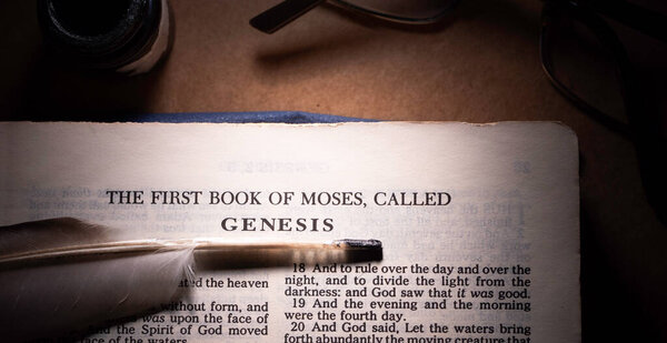 Закрыть винтажное Священное Писание