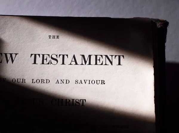 Zbliżenie Vintage Świętej Księgi Biblijnej — Zdjęcie stockowe