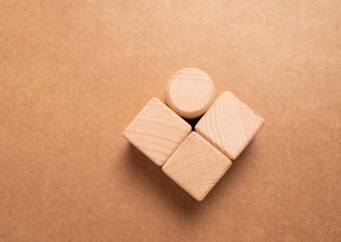 Kağıt zemin üzerinde tahta geometrik şekiller küpü, Bu geçmiş sözcükler için kullanılabilir