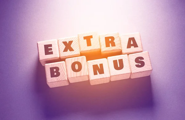 Extra Bonus Word Skrivet Träkuber Royaltyfria Stockbilder