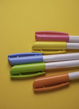 Arkaplanda renkli kalemlerin kapatılması