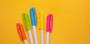 Arkaplanda renkli kalemlerin kapatılması